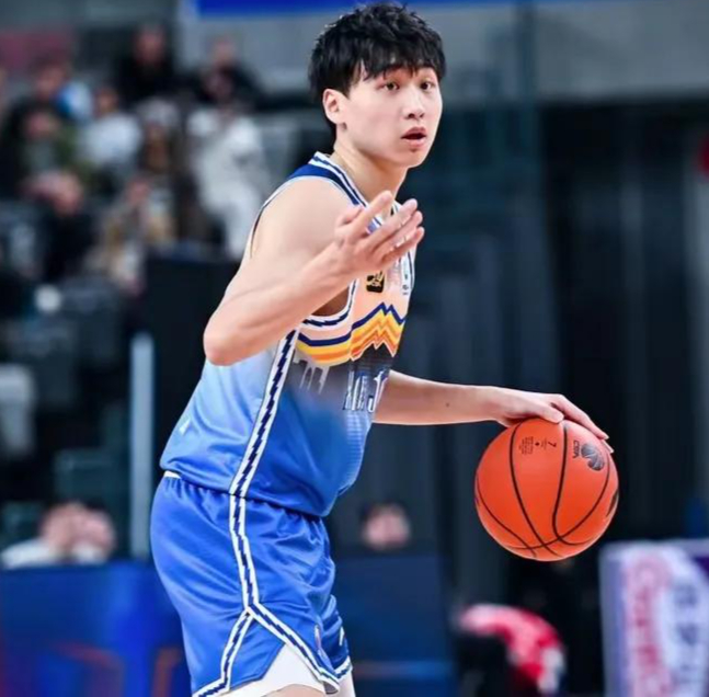 职业篮球联赛中球员们的表现备受瞩目