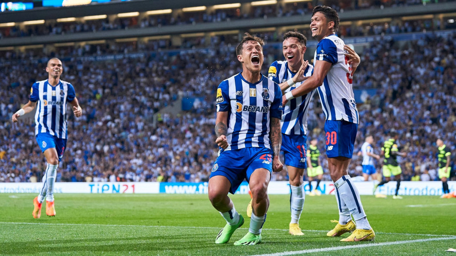 欧锦赛豪门争胜，场面激动人心