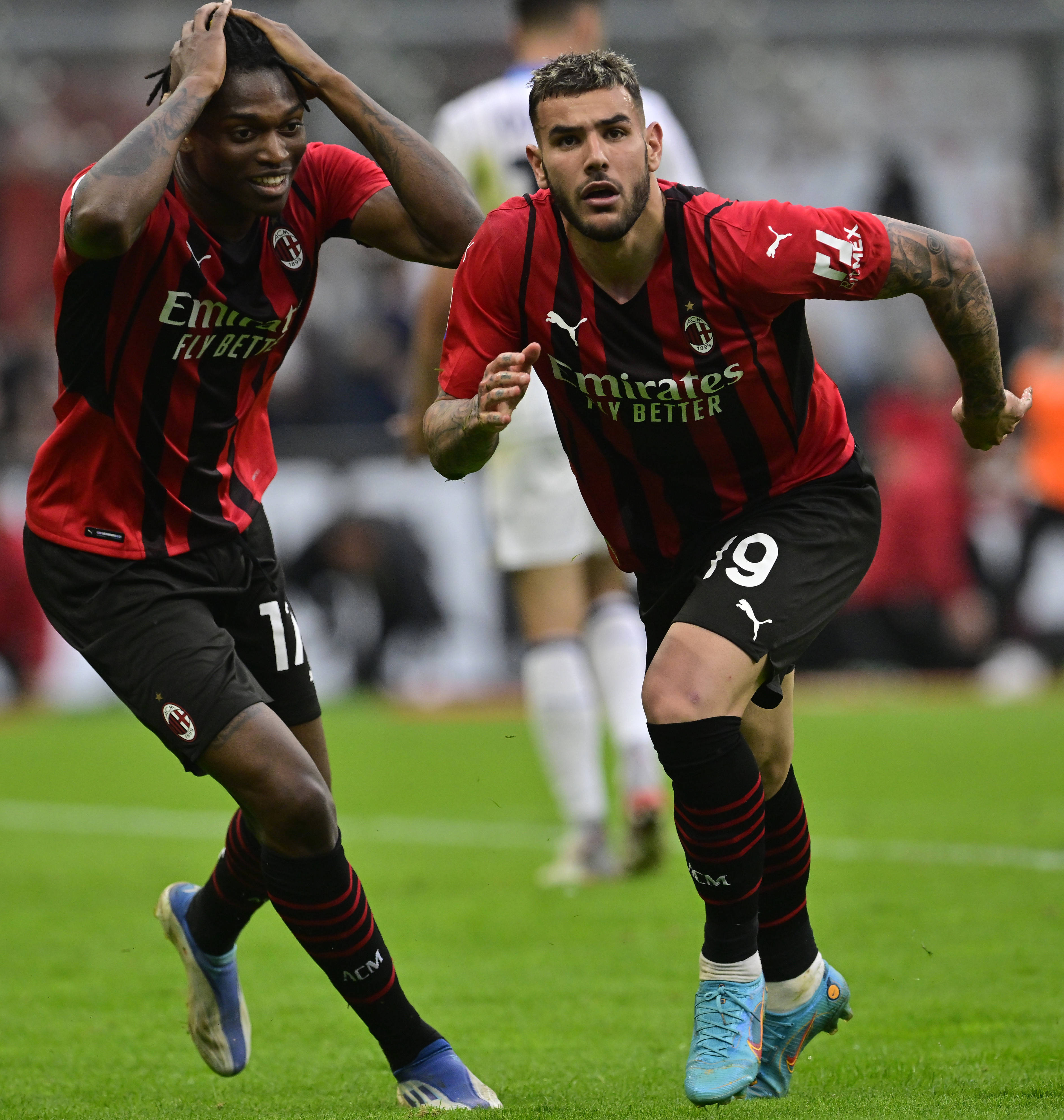 开云体育在线-AC米兰球员集体庆祝胜利，展现团队凝聚力