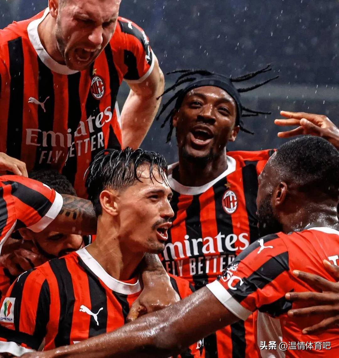 AC米兰球员集体庆祝胜利，展现团队凝聚力