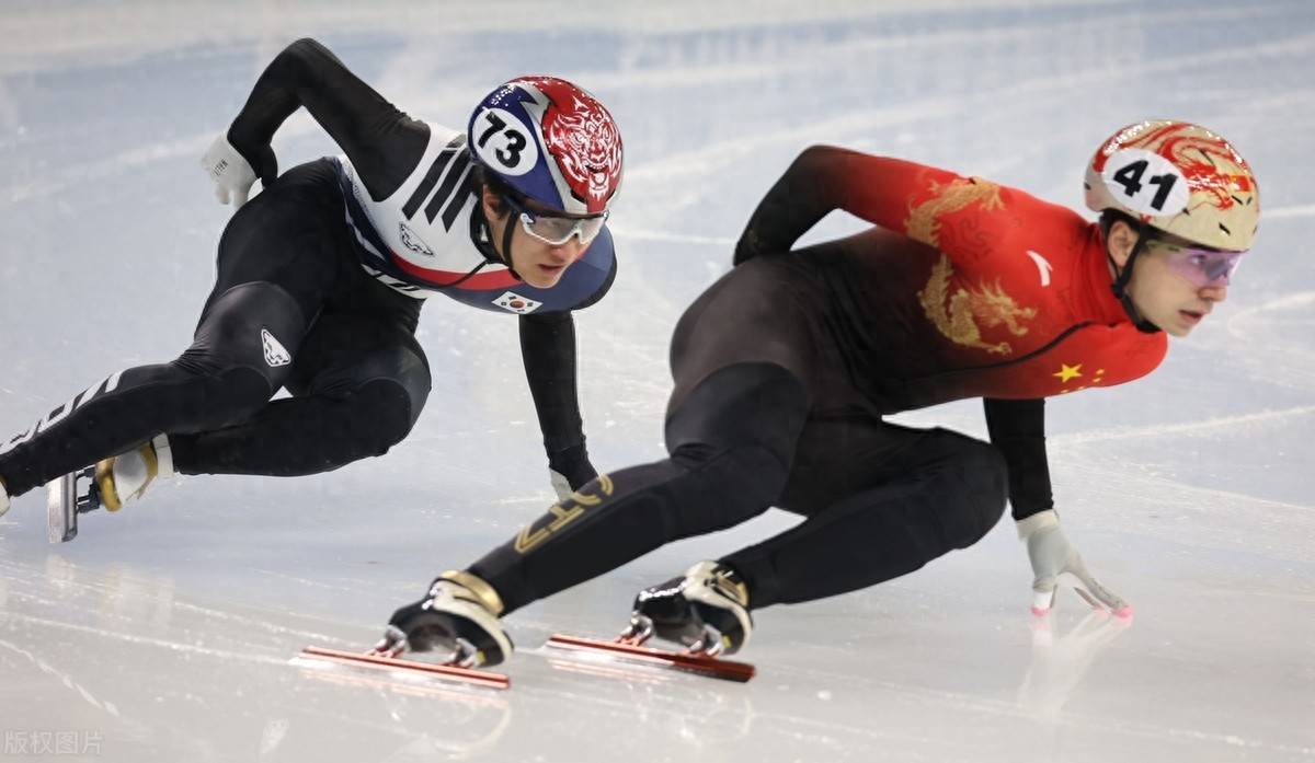 俄罗斯速度滑冰选手登上领奖台