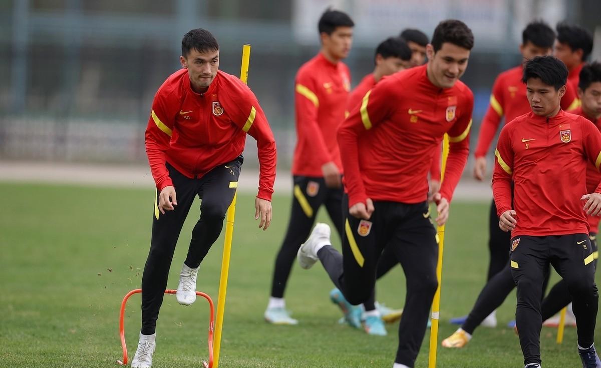 亚洲青年球员在国际赛事中实现突破，备受瞩目