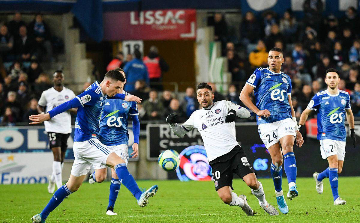 开云体育登录-阿贾克斯中场频繁突破制造机会