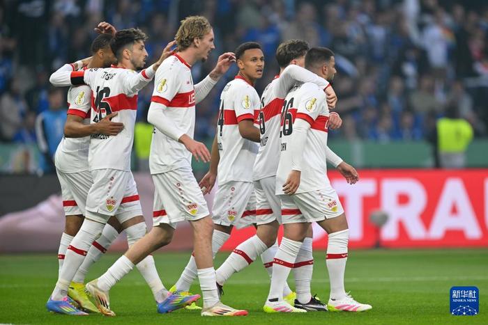 斯图加特队全力以赴取得三分 斯图加特队全力以赴取得三分