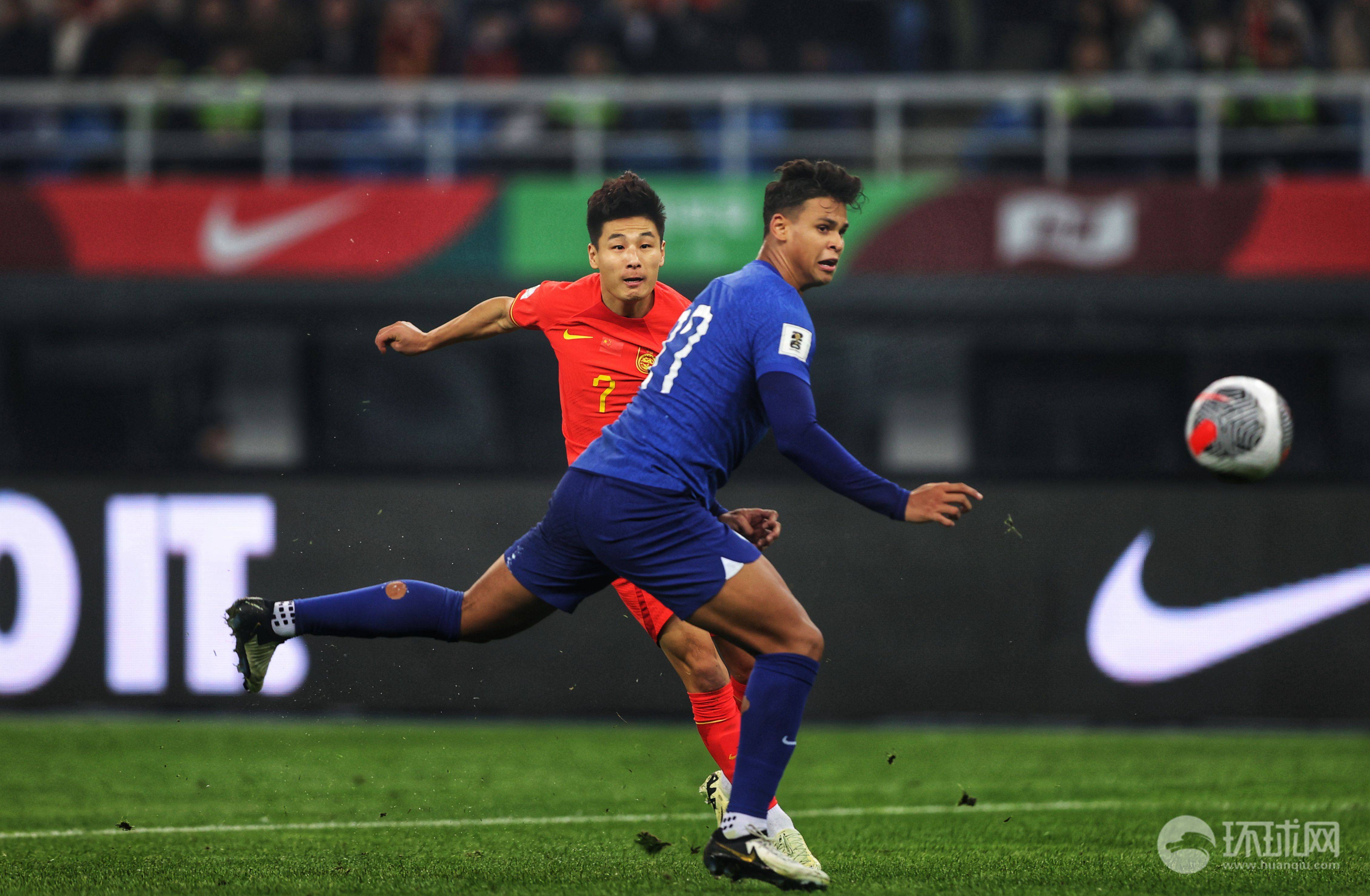 亚洲足球赛事中球场上的精彩瞬间