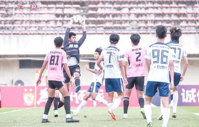 惊险激情的足球赛事，场上对决精彩纷呈的简单介绍