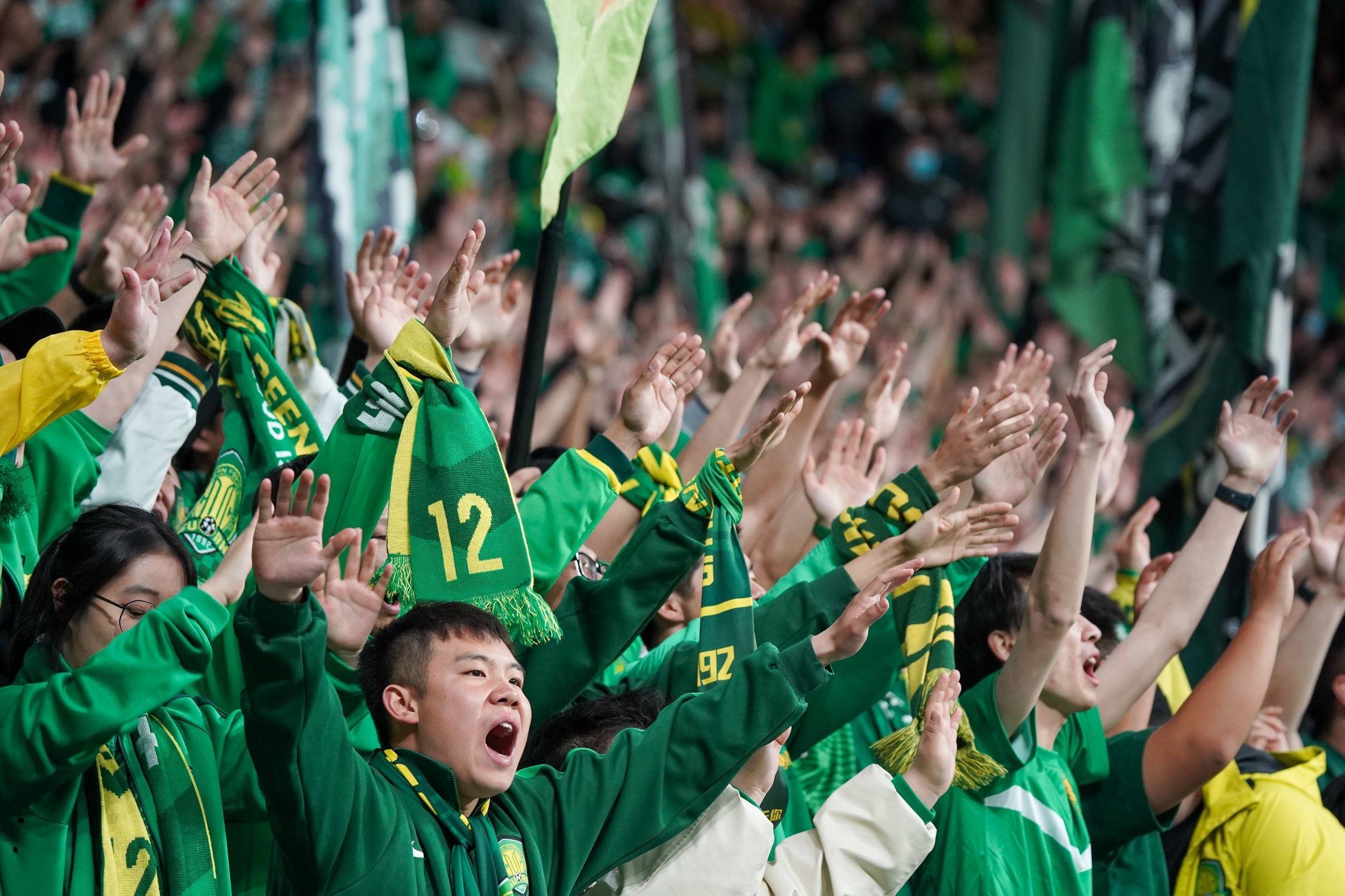 比赛中球迷狂欢场面壮观，球场气氛热烈