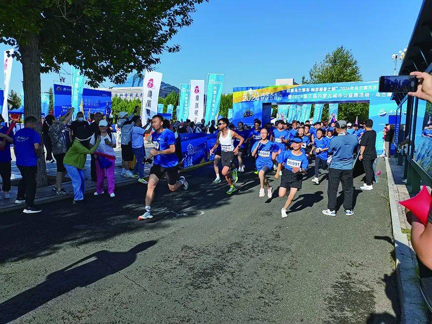 球迷热情高涨，赛场上的士气如火如荼的简单介绍