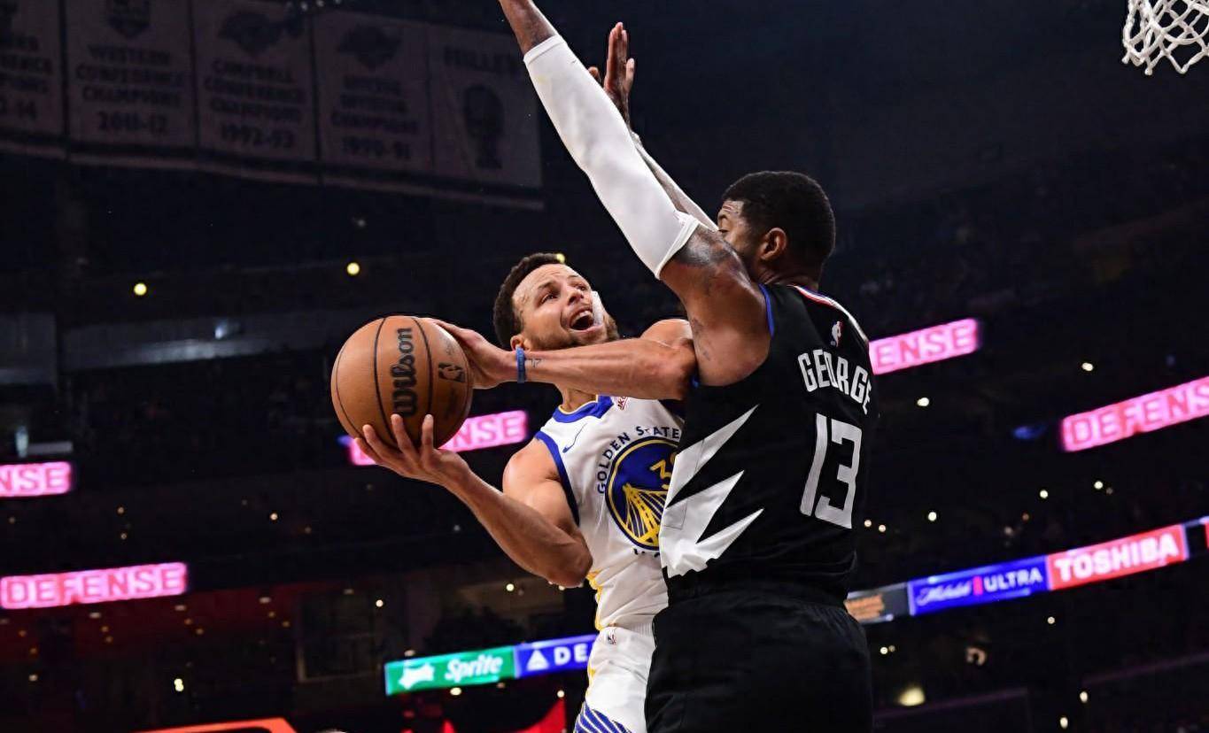 开云体育APP下载-克雷费尔德中场奉献绝杀，帮助球队逆转胜利