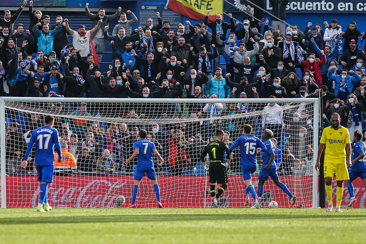 欧冠比赛紧张激烈，团队合作带来胜利