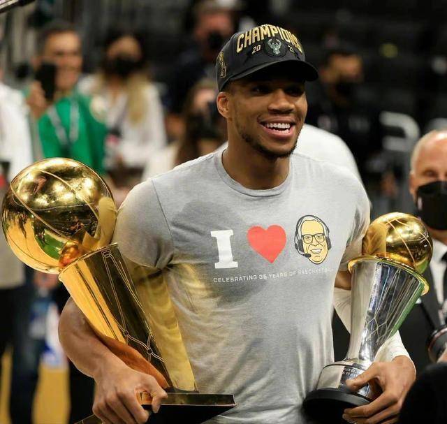 开云下载-雄鹿大胜尼克斯守住冠军领跑，完整备战急需恢复劣势实力