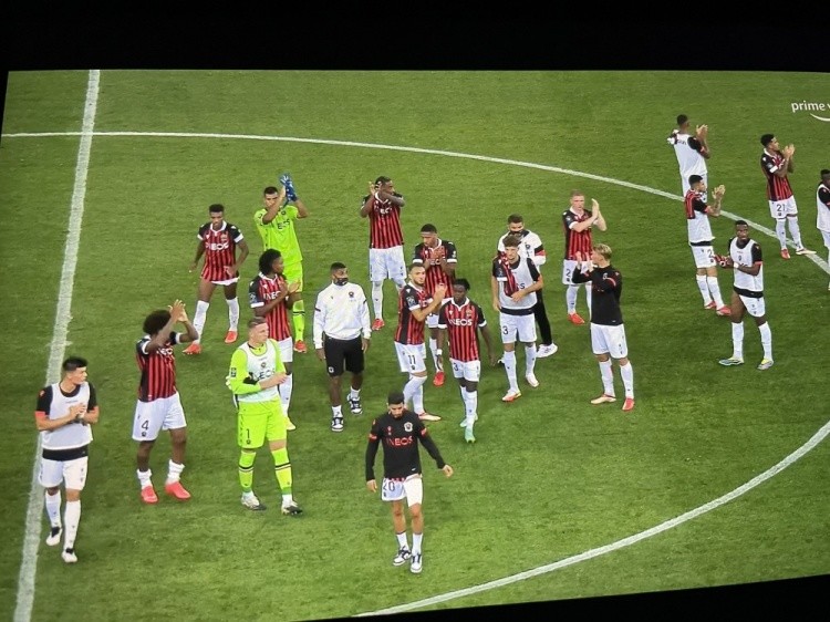 尼斯主场大胜，携手球迷庆祝胜利