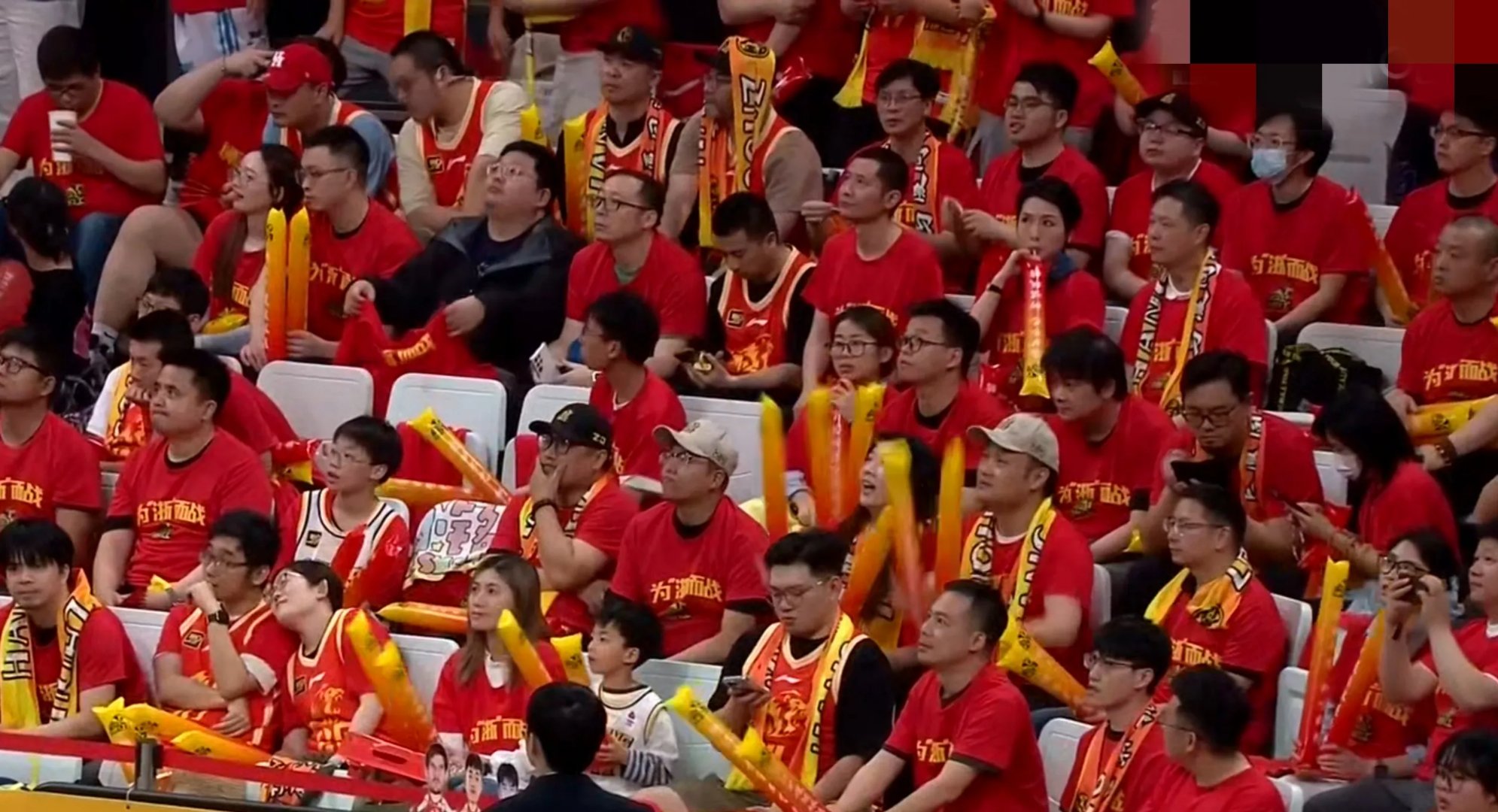 大场面赛况更新,球迷热情高涨 大场面赛况更新,球迷热情高涨