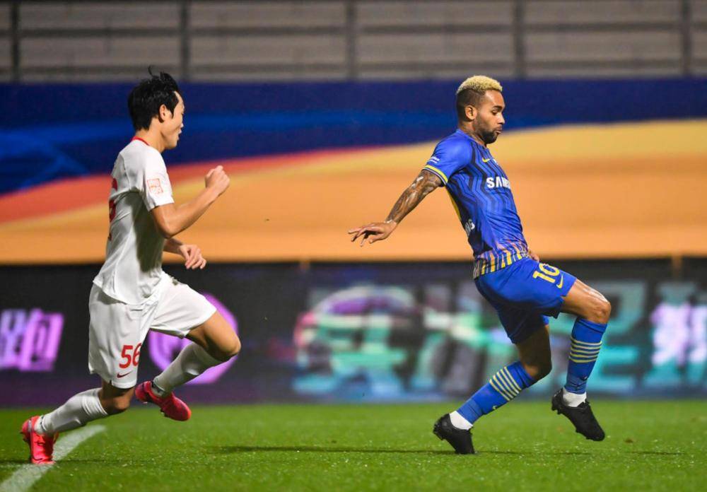 重庆当代主场险胜广州富力，三分在握