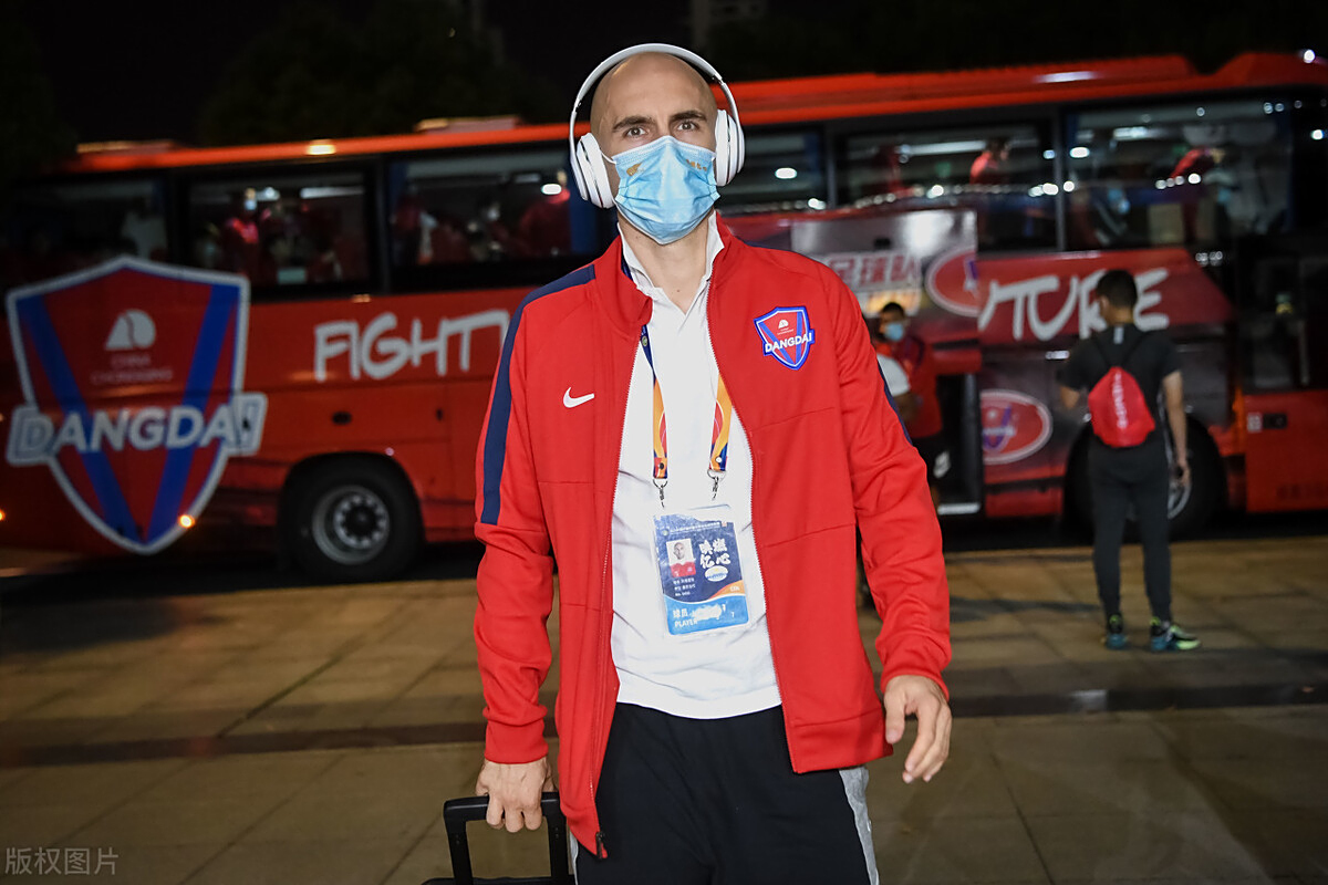 重庆当代主场险胜广州富力，三分在握