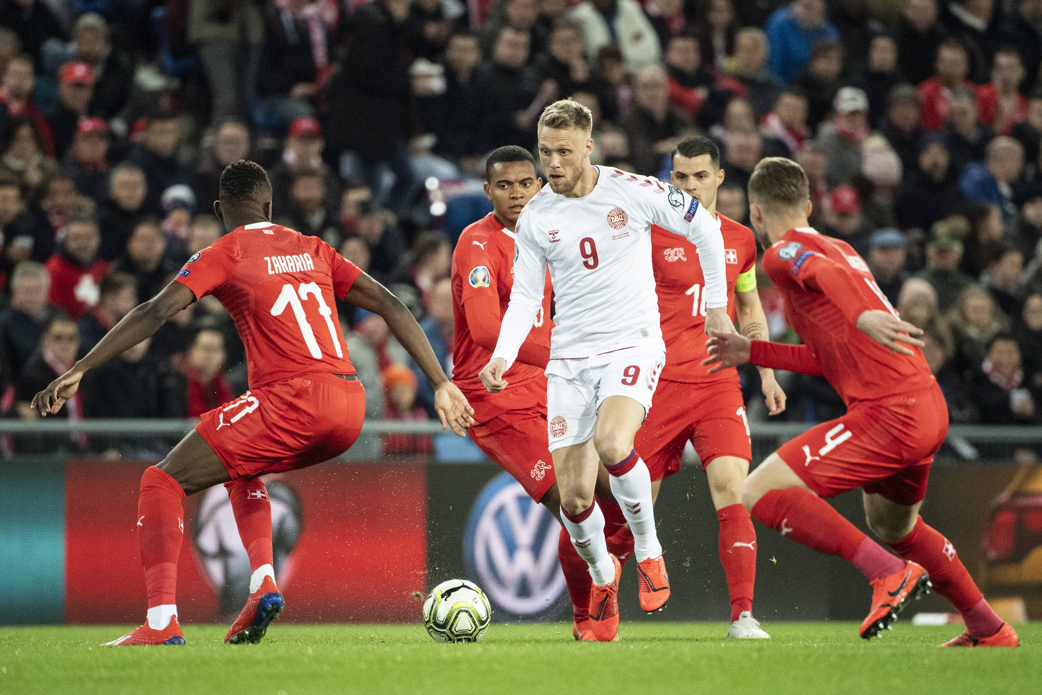 包含紧张激烈！欧预赛战场赛事连连创下高潮的词条