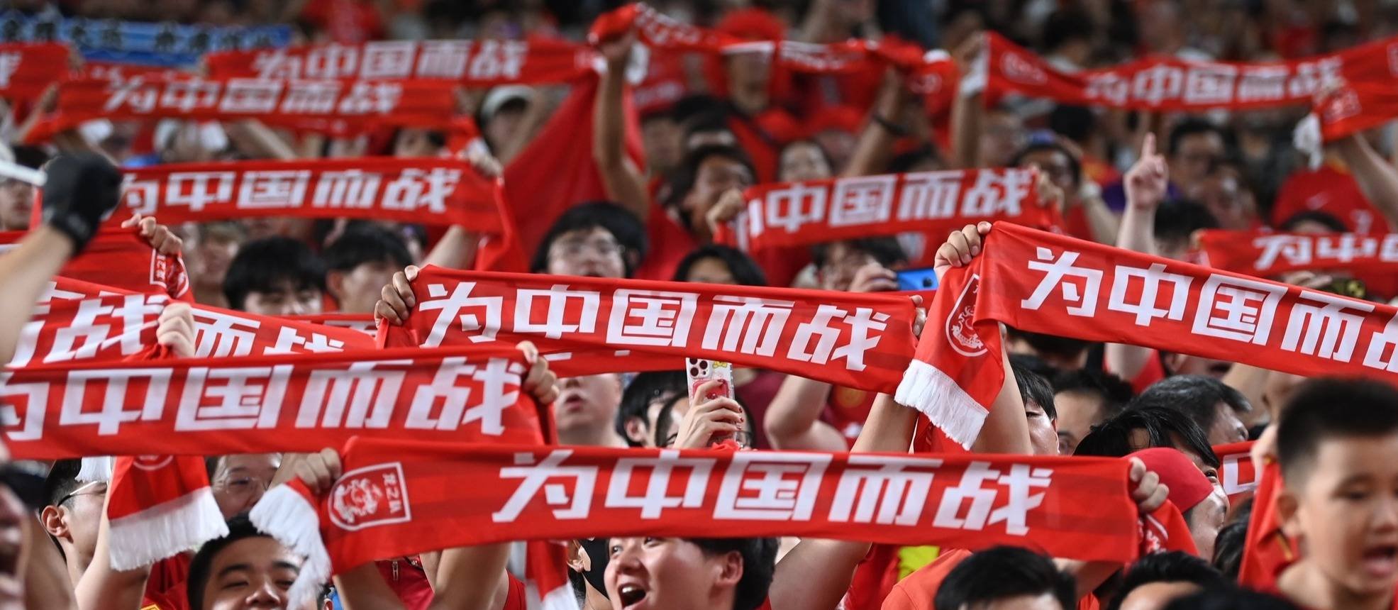 球队获胜庆祝，队员欢呼雀跃