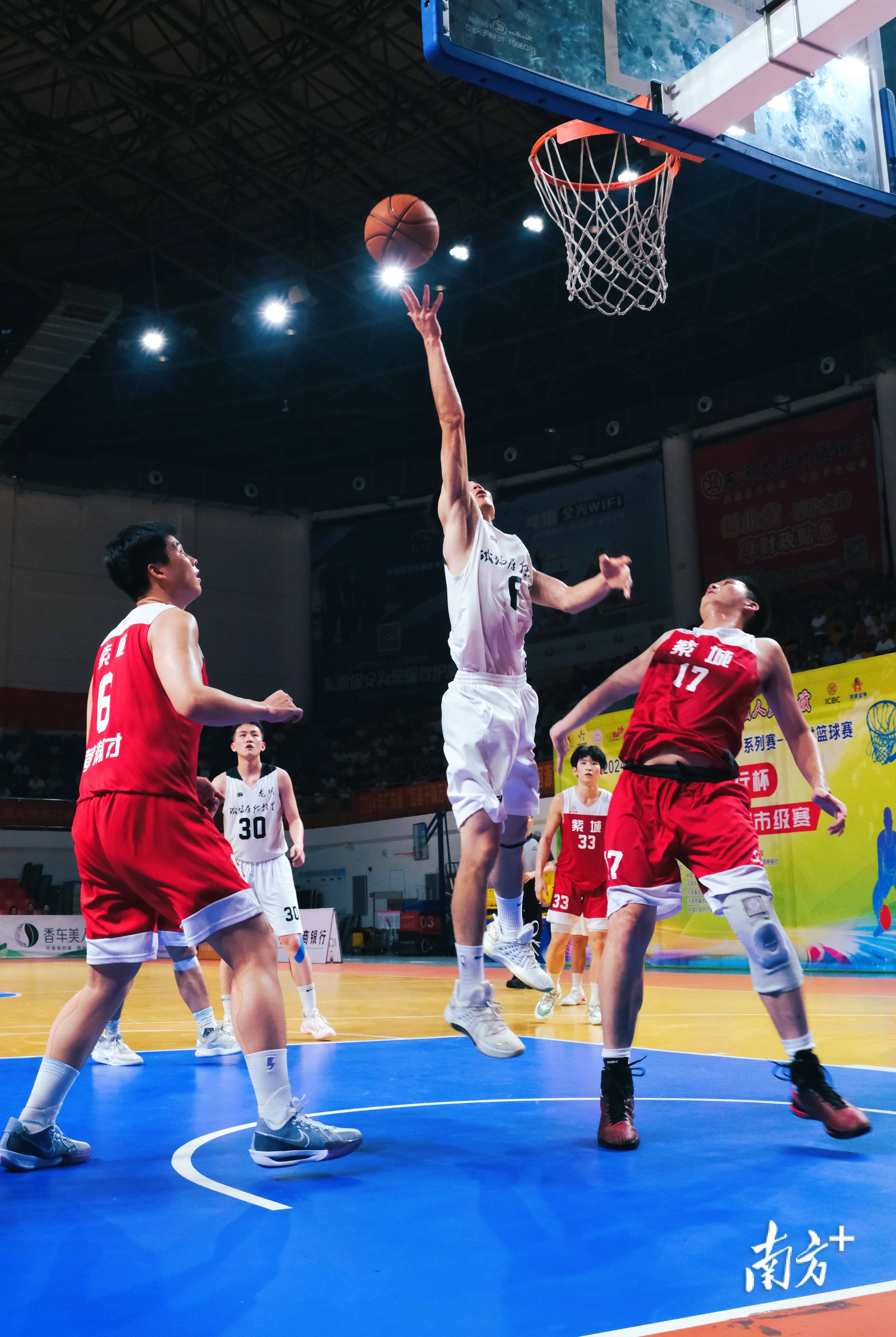 精彩瞬间迭起，球场气氛热烈