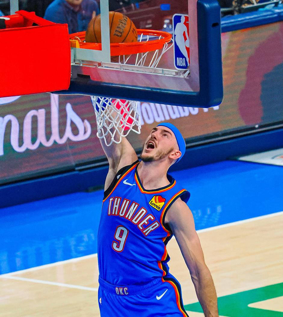 开云体育中国-队员受伤退场，球队面临困境但奋勇抗争