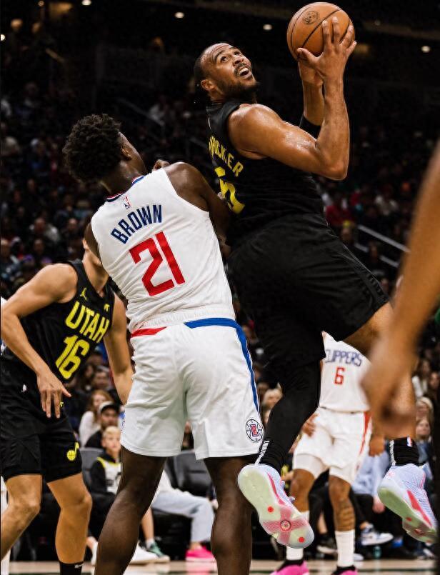 快船主场击败骑士，莱昂纳德砍下40分的简单介绍