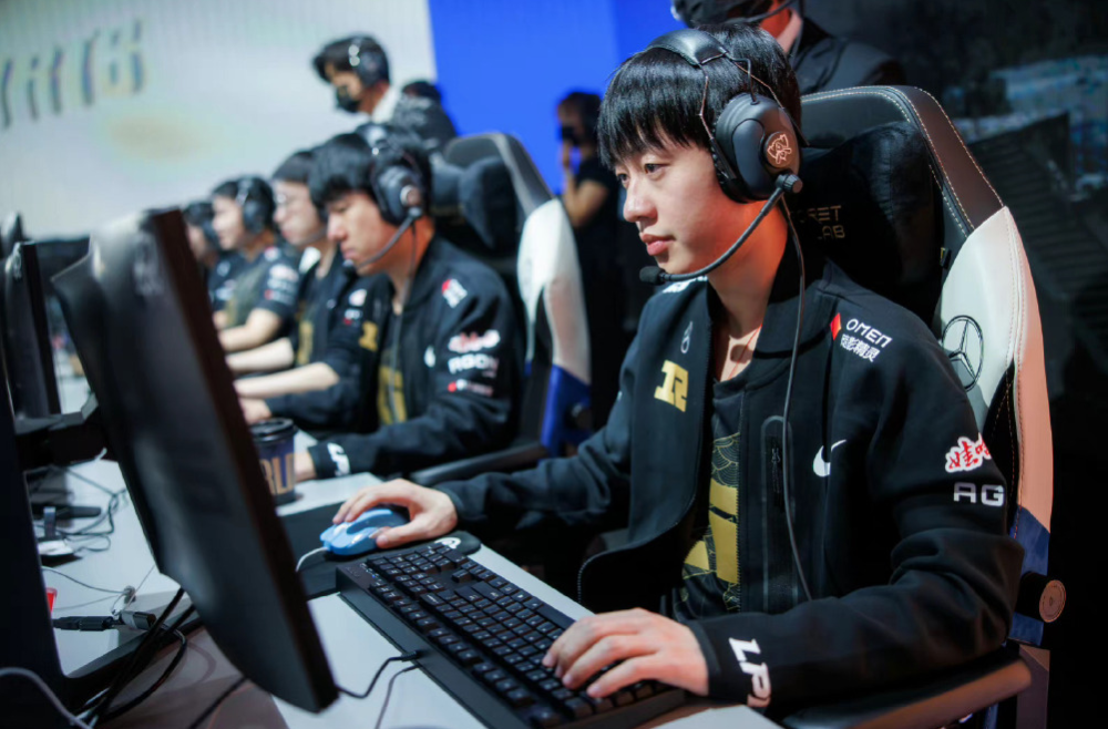 开云体育中国-MAD力克DFM，Tarzan极限生还后反打宿敌对决半决赛，让粉丝疯狂欢呼