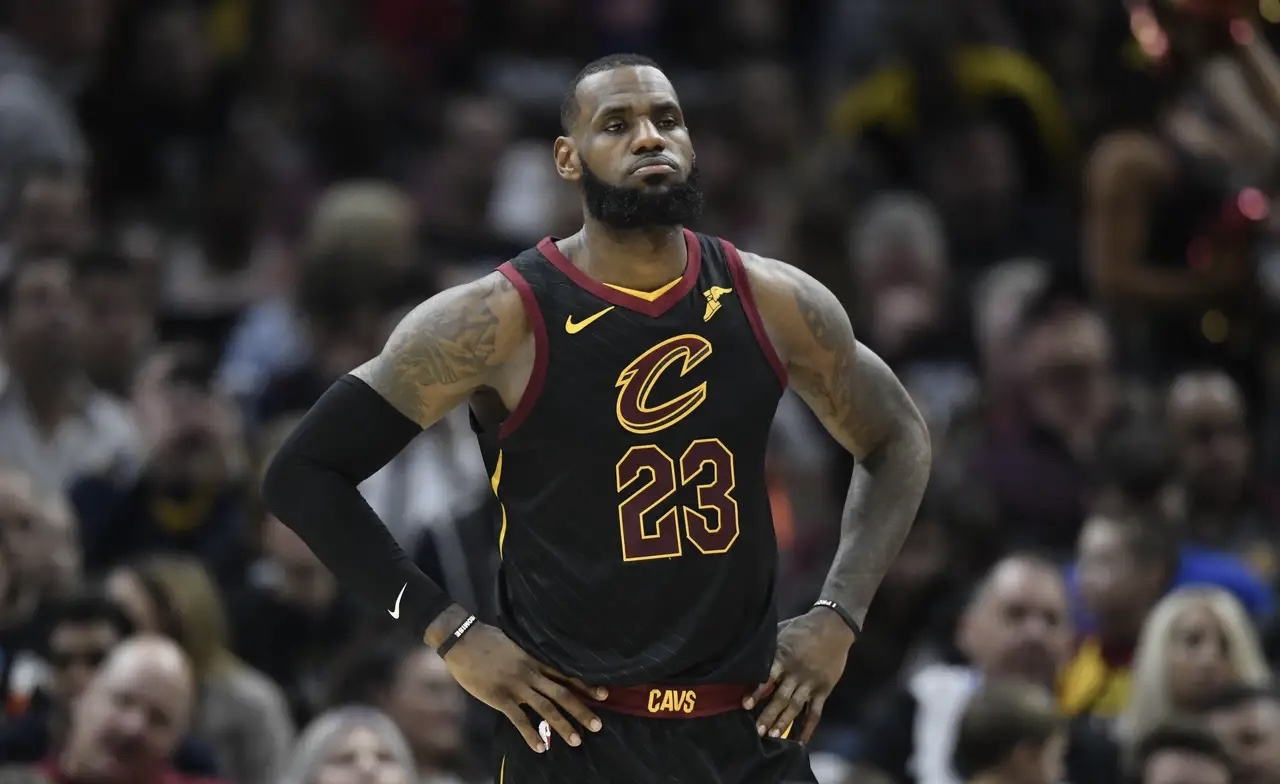 詹姆斯返回骑士复出首秀表现神勇 詹姆斯返回骑士复出首秀表现神勇