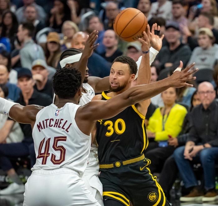 开云体育官网-勇士后卫表现出色，球队备战季后赛信心十足