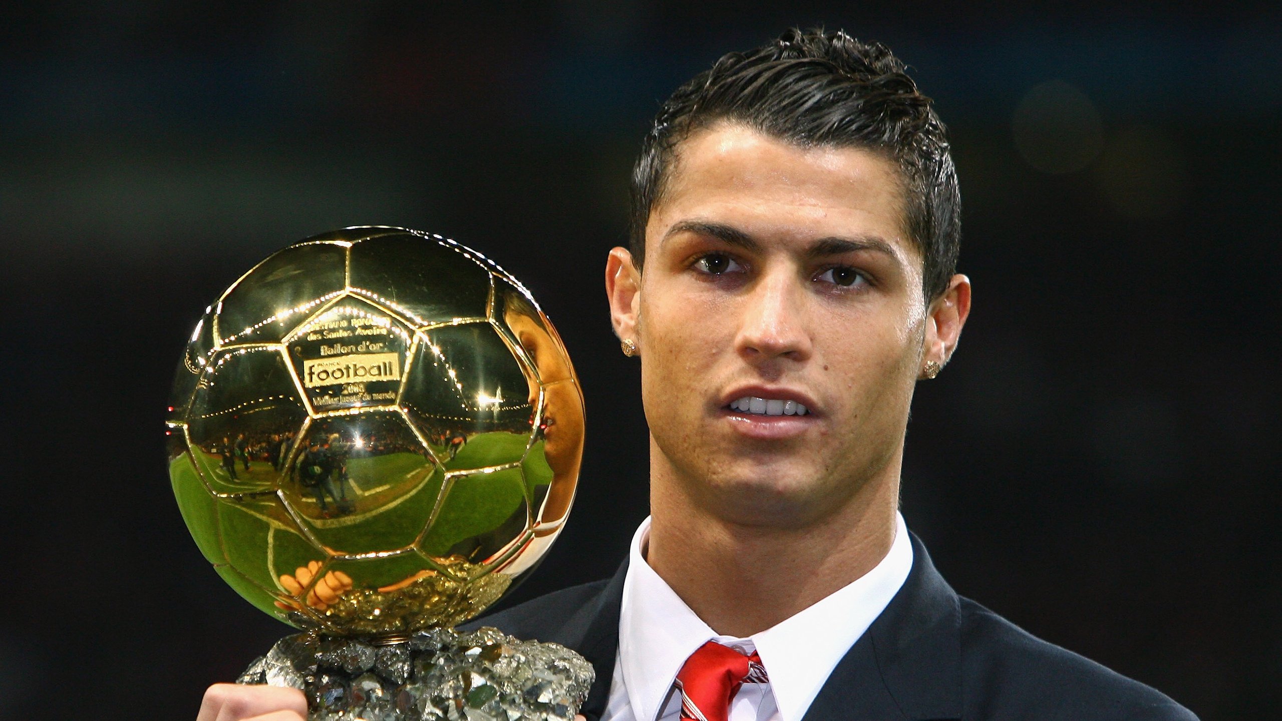 蓝鹰与蓝黑军团的角斗中，一个幽灵统治了奥林匹克球场，为何莱万的存在感，在这场与他无关的意甲巅峰战里拉满了？