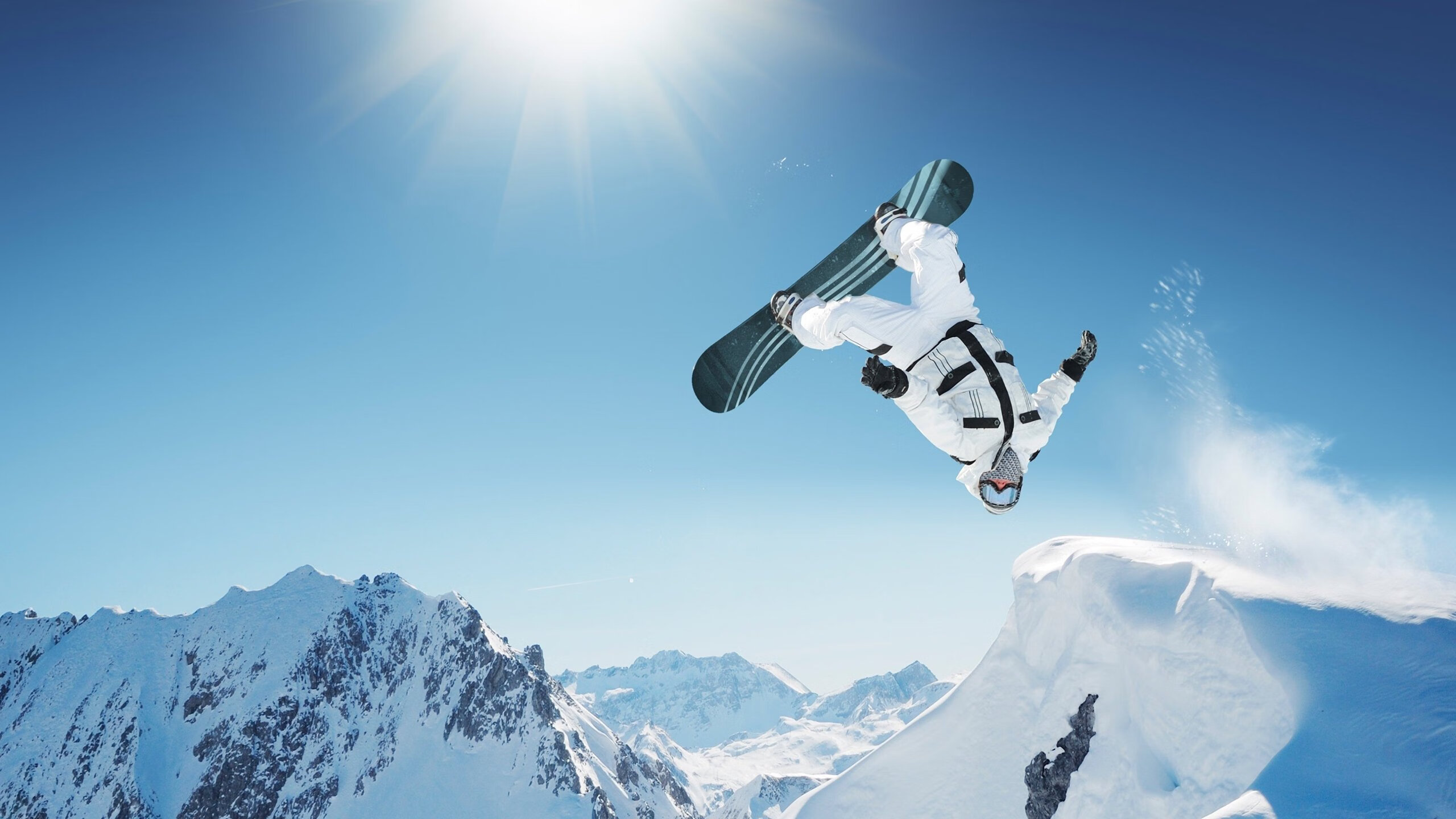 赛道上的蒙娜丽莎之争，当法拉利碾压阿斯顿马丁，塞恩斯刷新时代的纪录